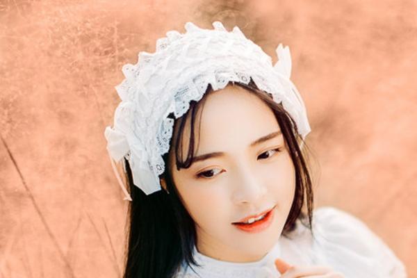 复古白裙气质美女唯美写真(9)