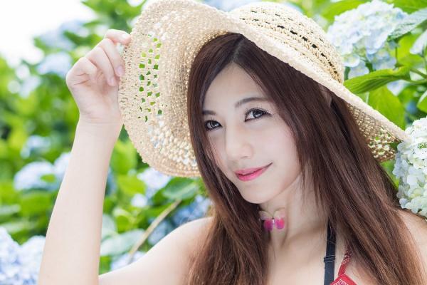 吊带长裙美女花园唯美写真(8)